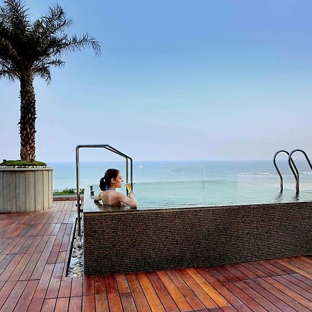 Novotel Visakhapatnam Varun Beach Εξωτερικό φωτογραφία Infinity pool at the hotel