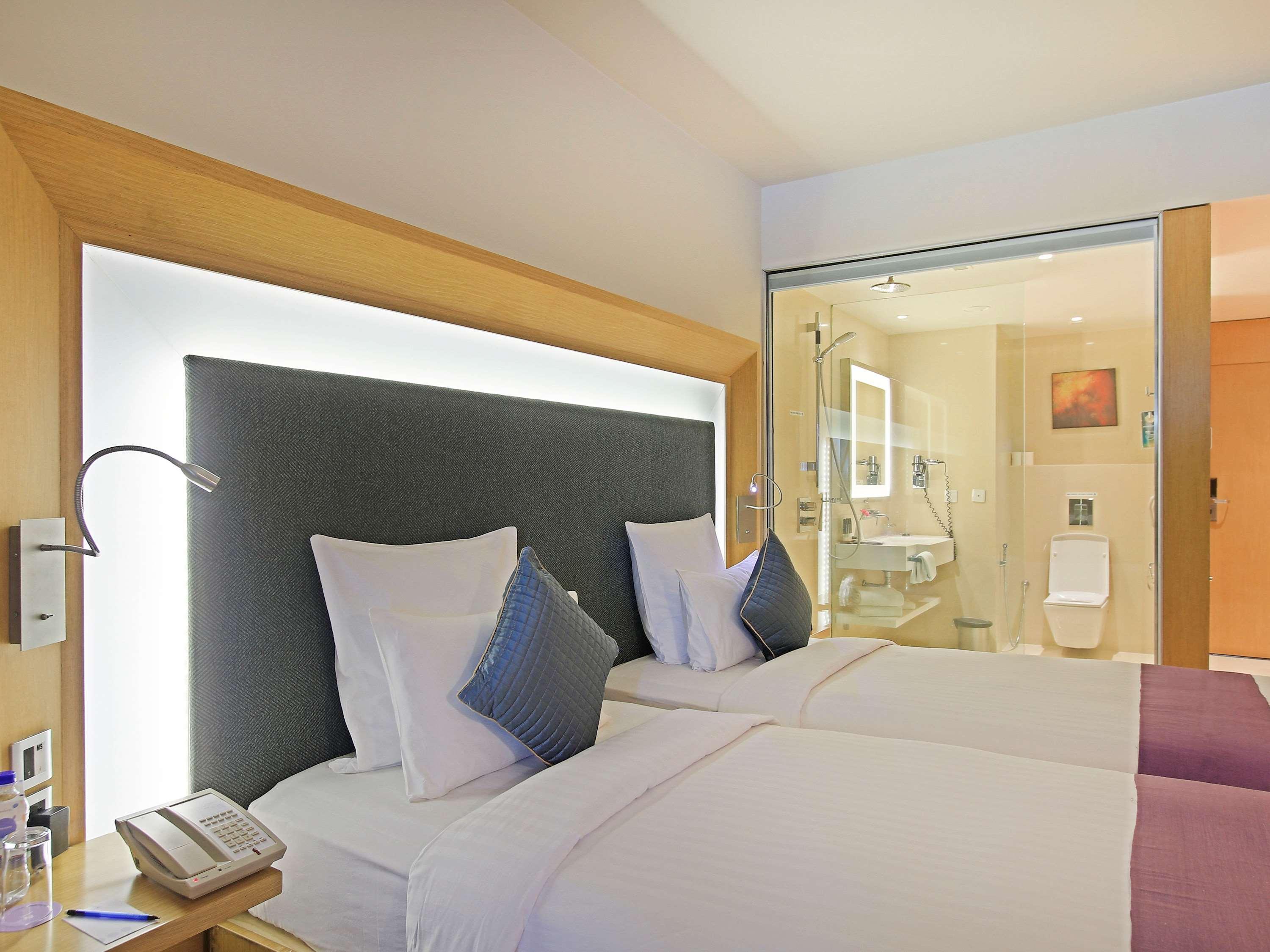 Novotel Visakhapatnam Varun Beach Εξωτερικό φωτογραφία A typical room at the hotel