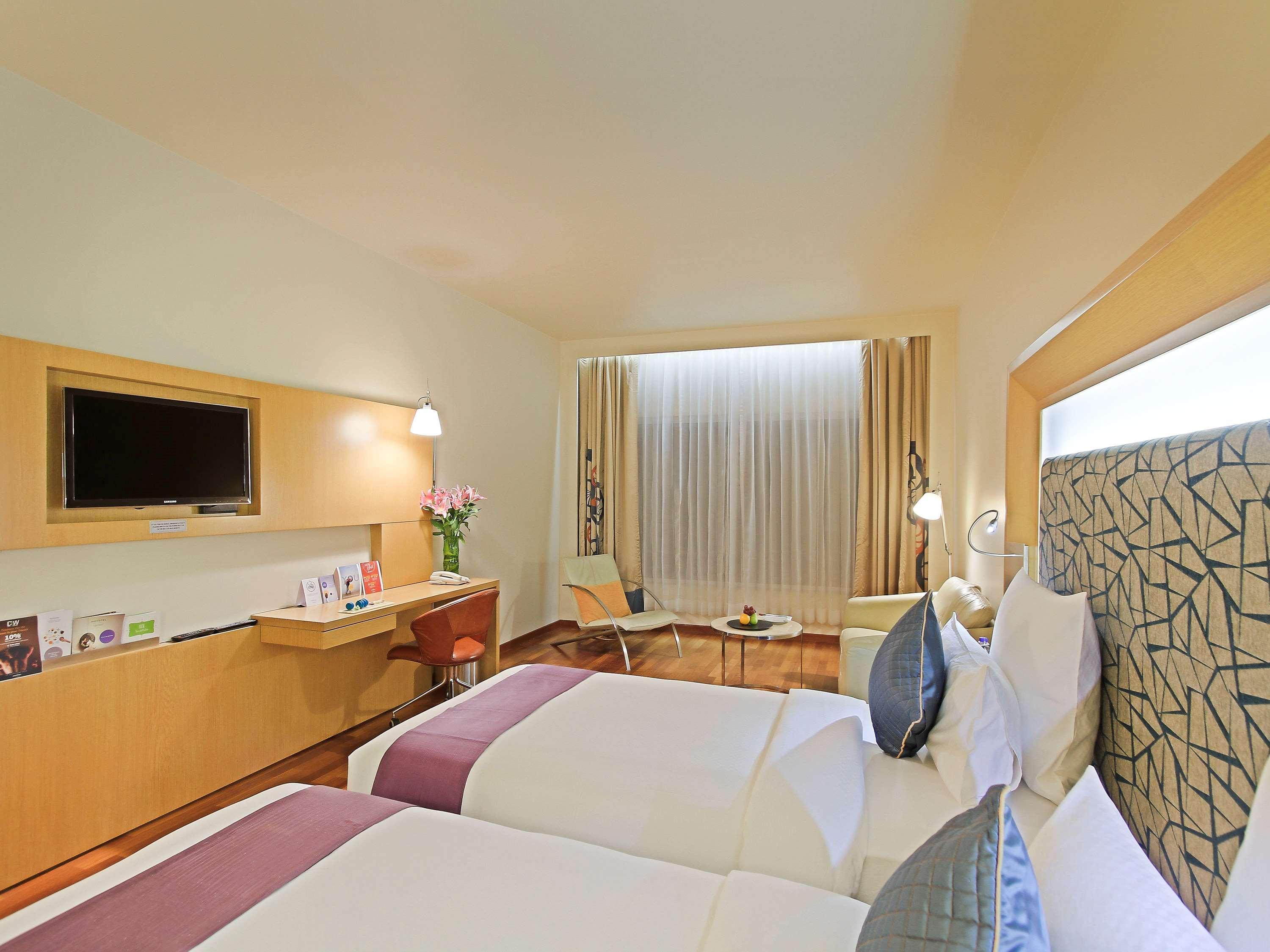 Novotel Visakhapatnam Varun Beach Εξωτερικό φωτογραφία A room at the hotel