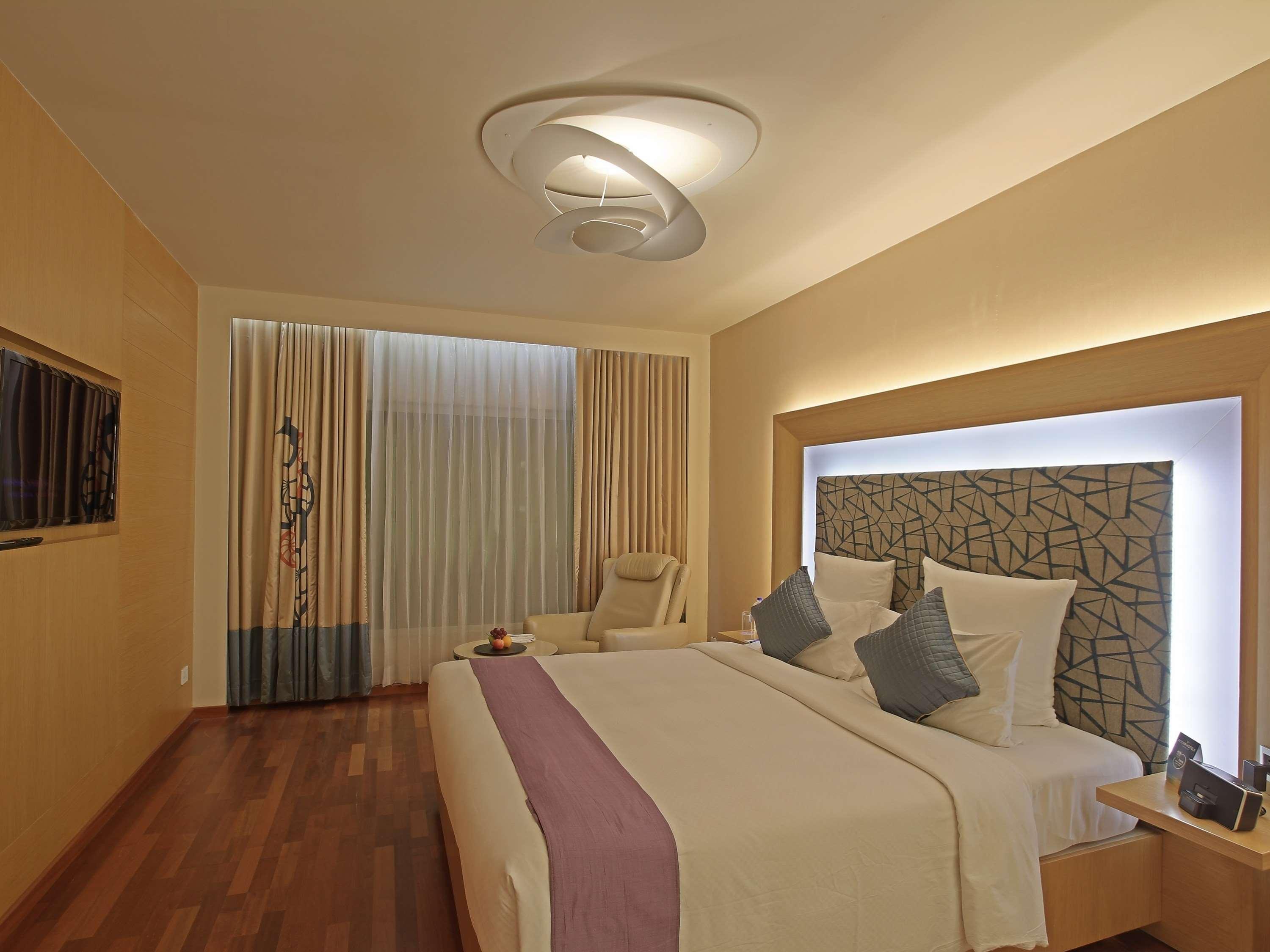 Novotel Visakhapatnam Varun Beach Εξωτερικό φωτογραφία A bedroom at the hotel