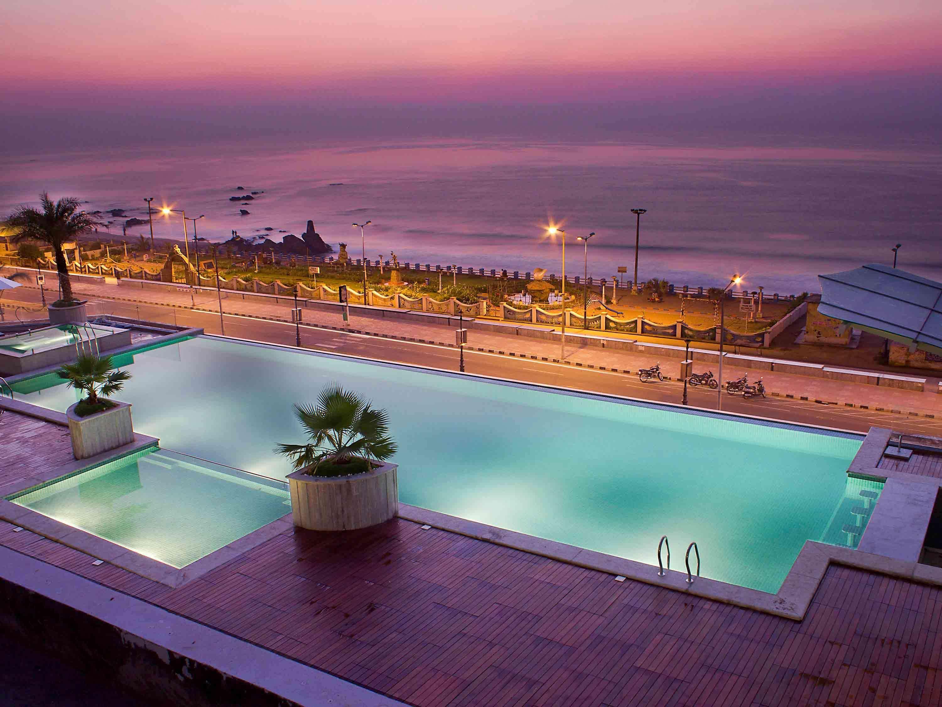 Novotel Visakhapatnam Varun Beach Εξωτερικό φωτογραφία The swimming pool at the hotel
