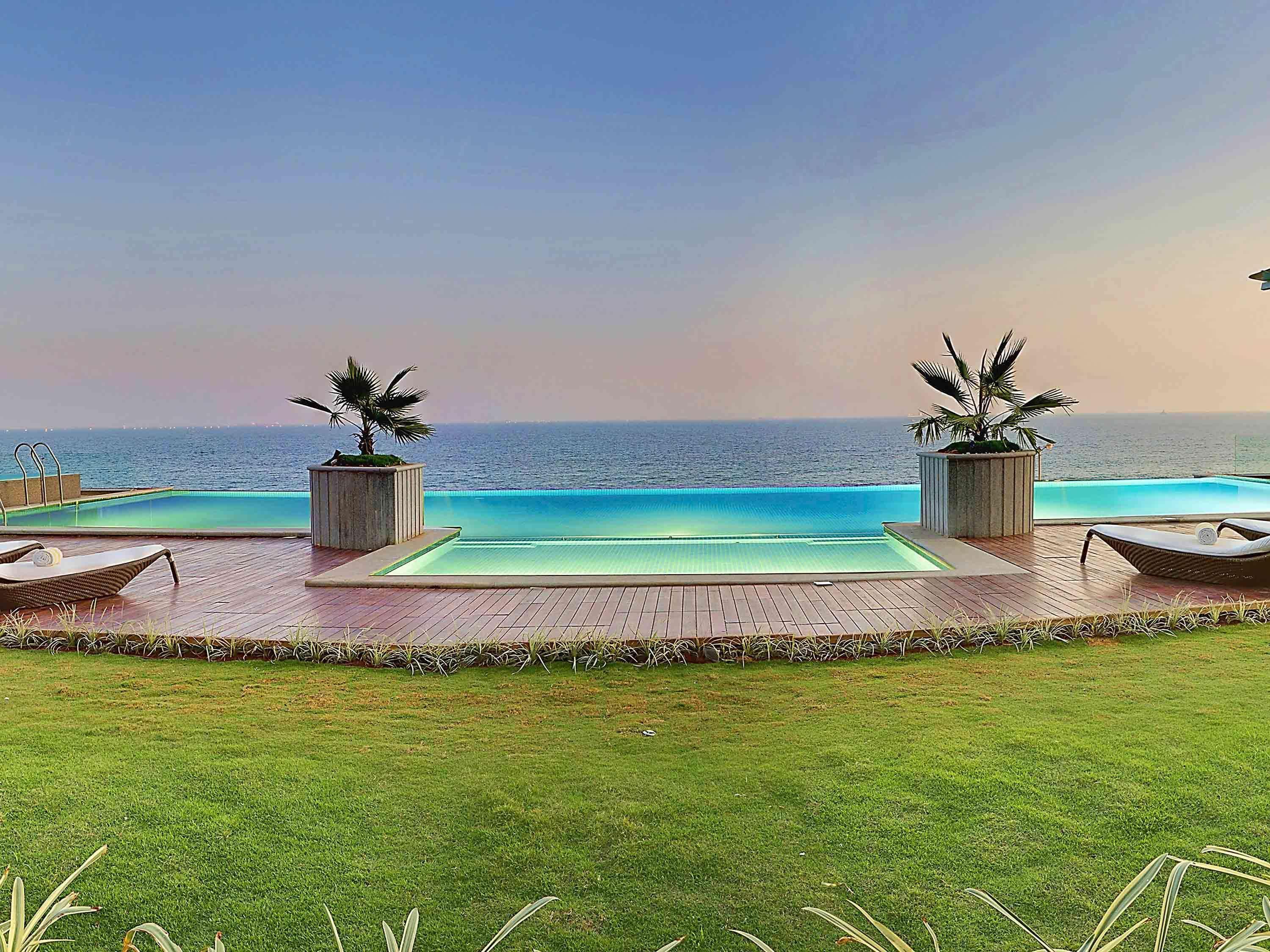 Novotel Visakhapatnam Varun Beach Εξωτερικό φωτογραφία Infinity pool at the resort