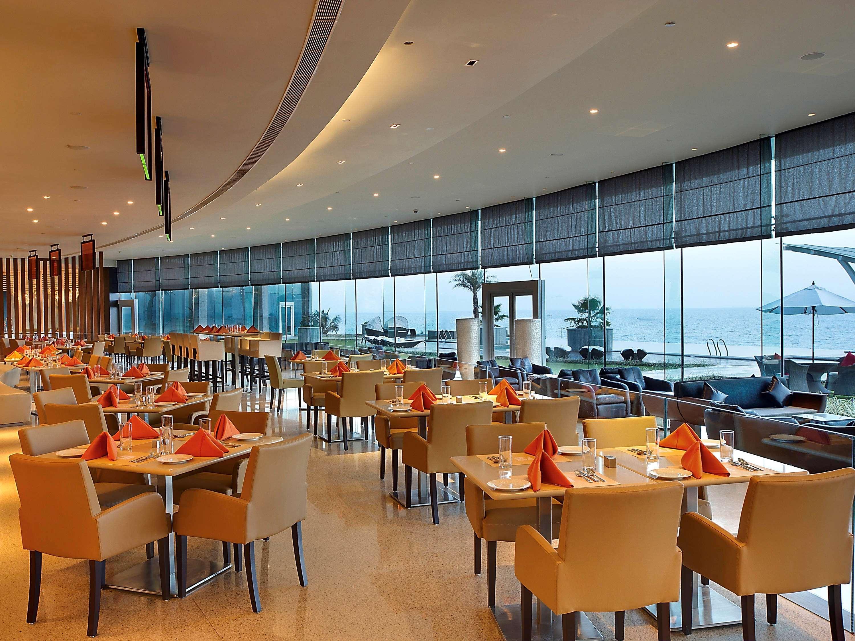 Novotel Visakhapatnam Varun Beach Εξωτερικό φωτογραφία The restaurant