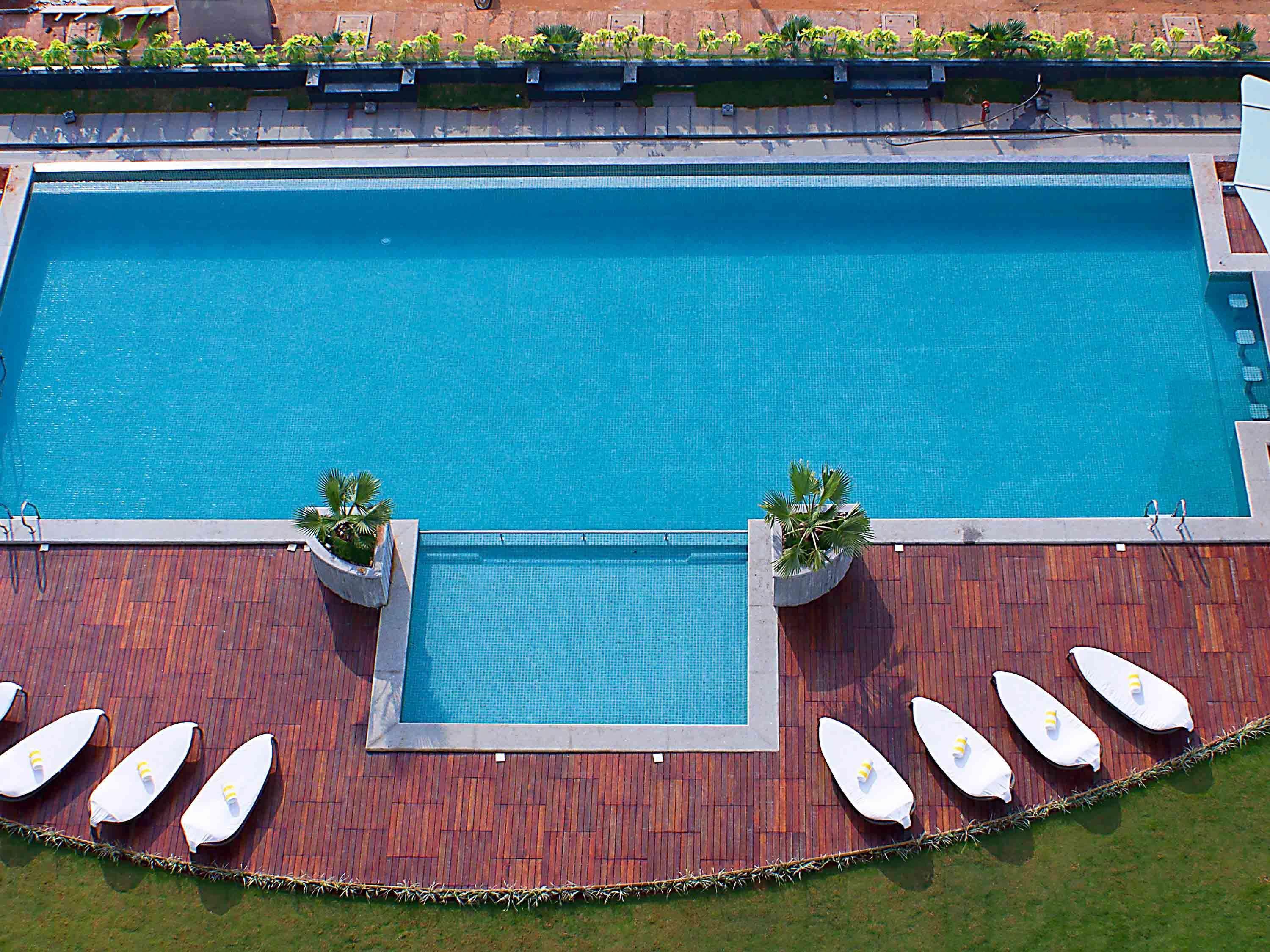 Novotel Visakhapatnam Varun Beach Εξωτερικό φωτογραφία The swimming pool at the hotel