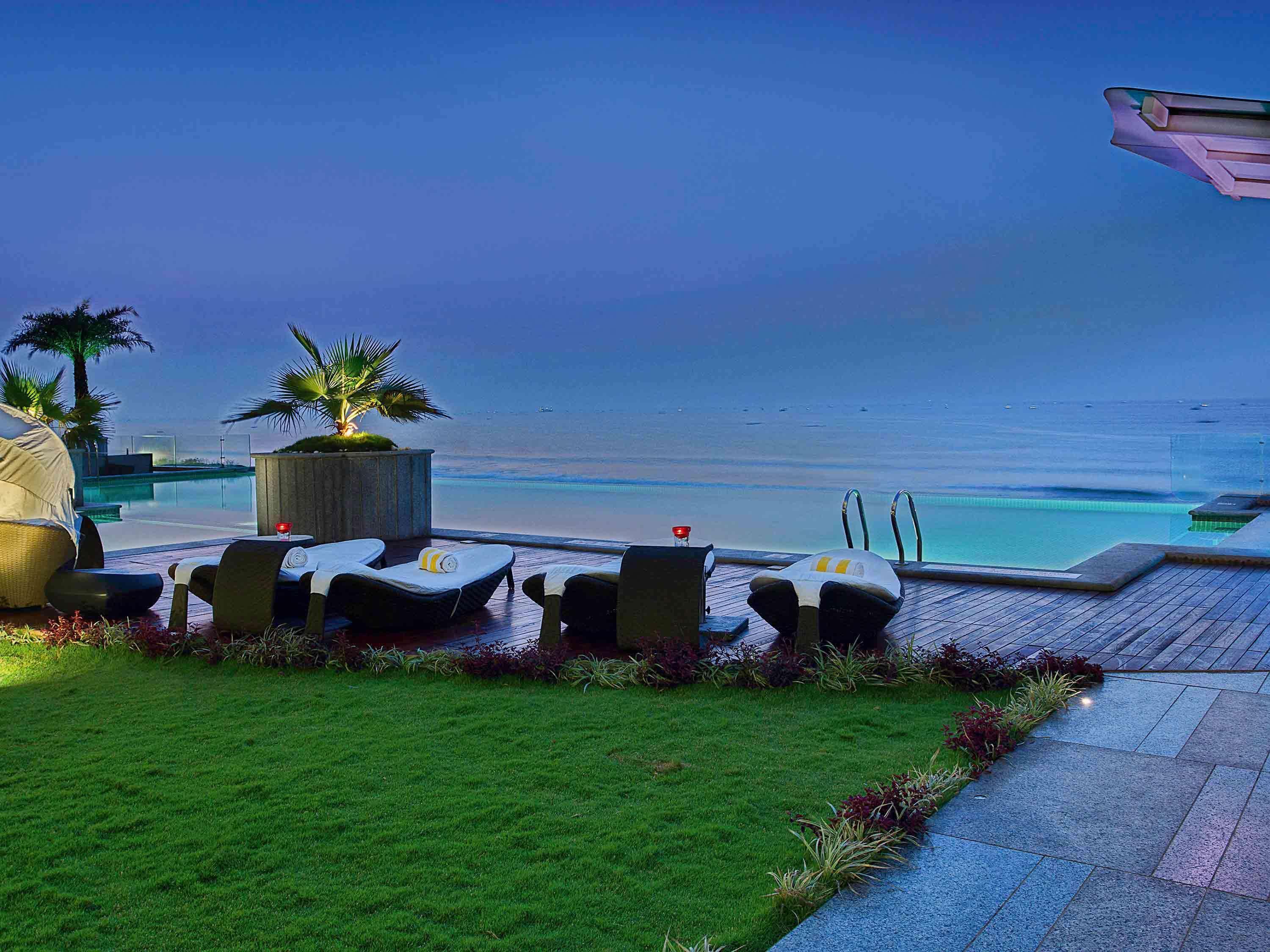 Novotel Visakhapatnam Varun Beach Εξωτερικό φωτογραφία The pool at the hotel