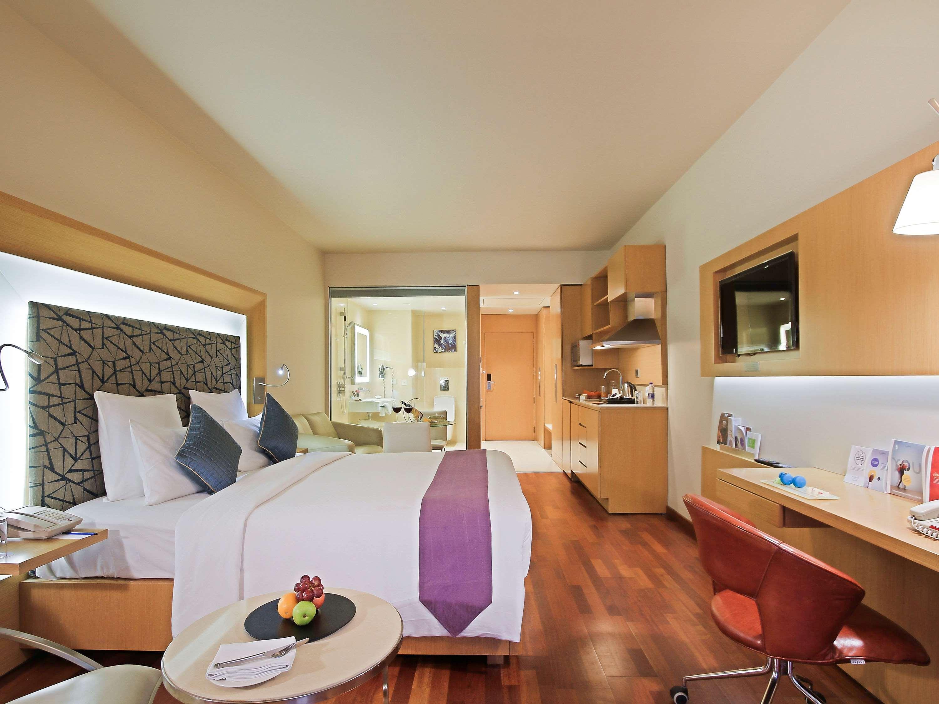 Novotel Visakhapatnam Varun Beach Εξωτερικό φωτογραφία A room at the hotel