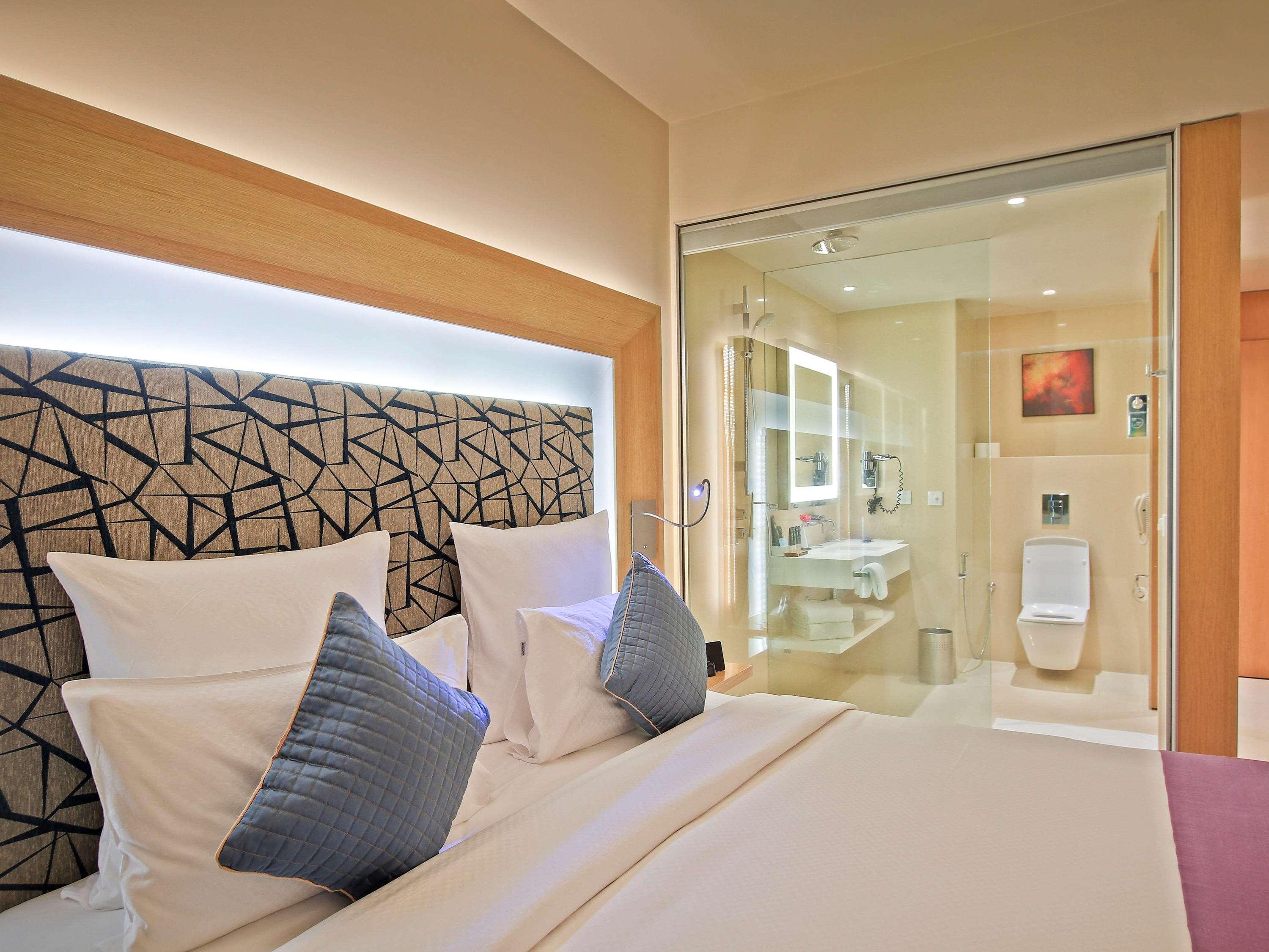 Novotel Visakhapatnam Varun Beach Εξωτερικό φωτογραφία A room at the hotel