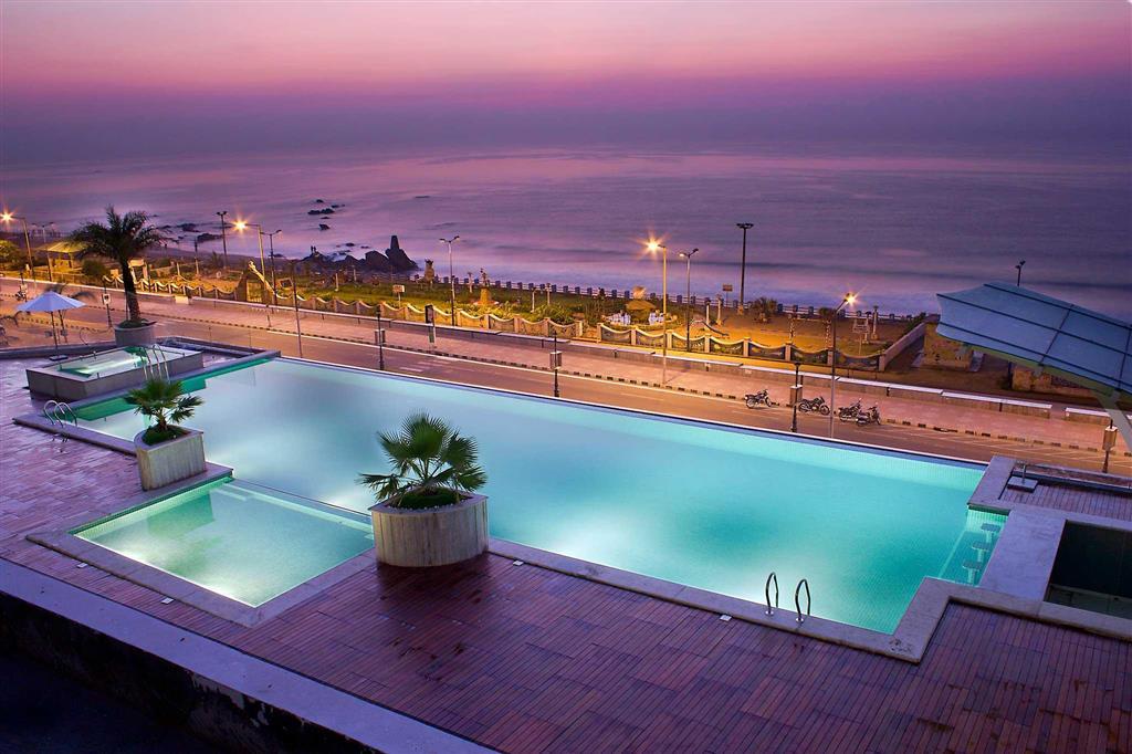 Novotel Visakhapatnam Varun Beach Εξωτερικό φωτογραφία The swimming pool at the hotel