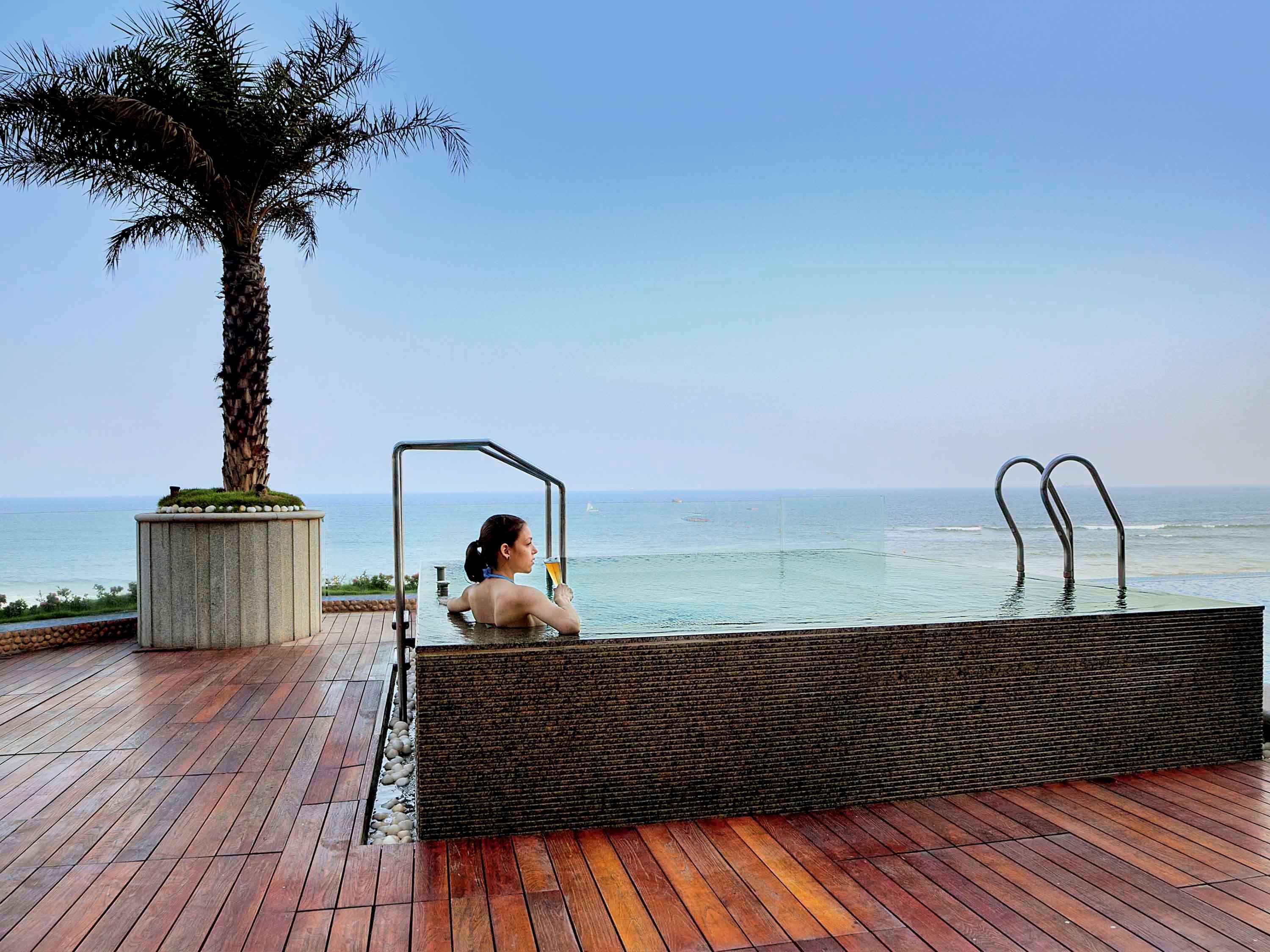Novotel Visakhapatnam Varun Beach Εξωτερικό φωτογραφία Infinity pool at the hotel