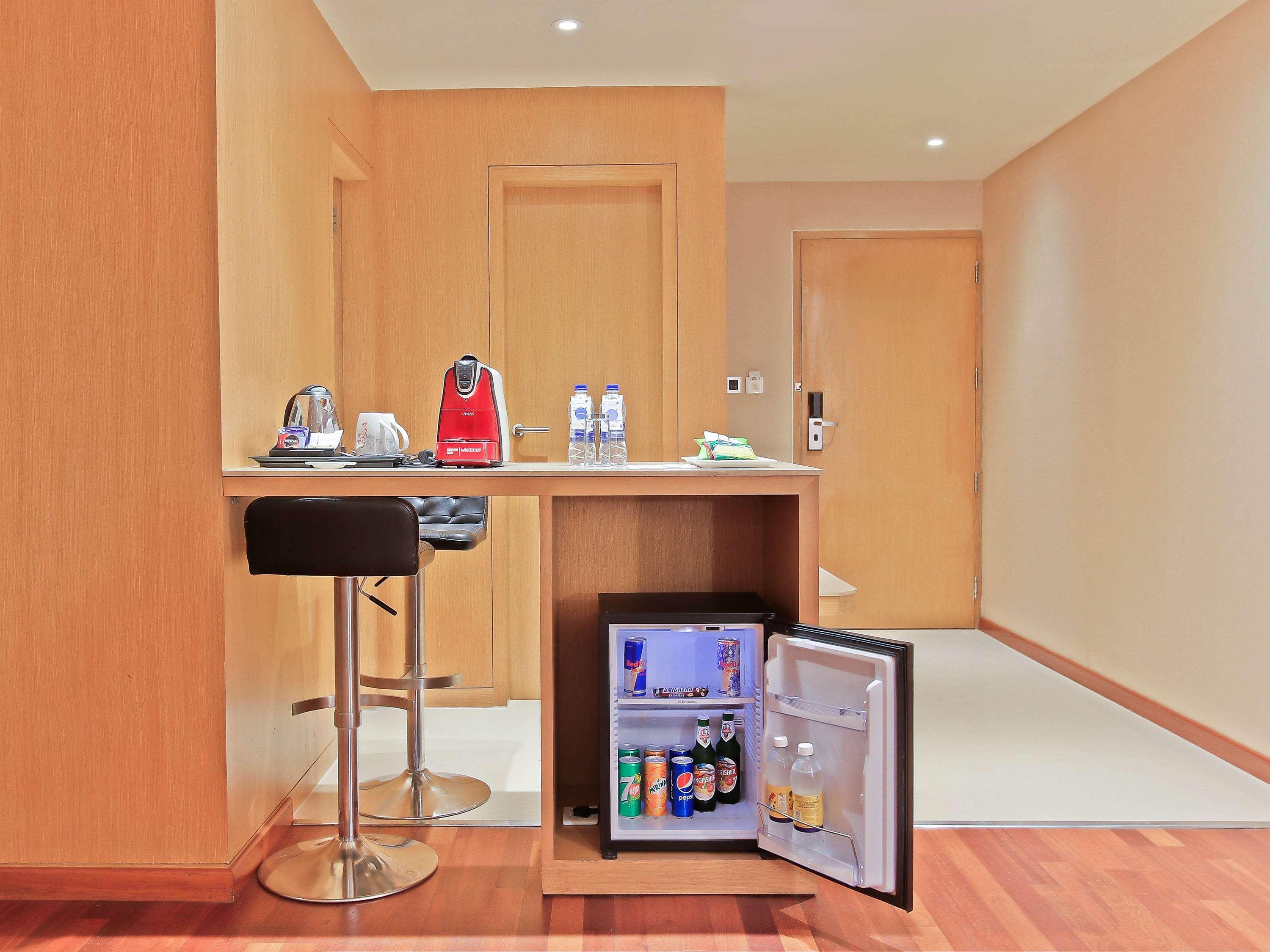 Novotel Visakhapatnam Varun Beach Εξωτερικό φωτογραφία A mini-bar in a hotel room
