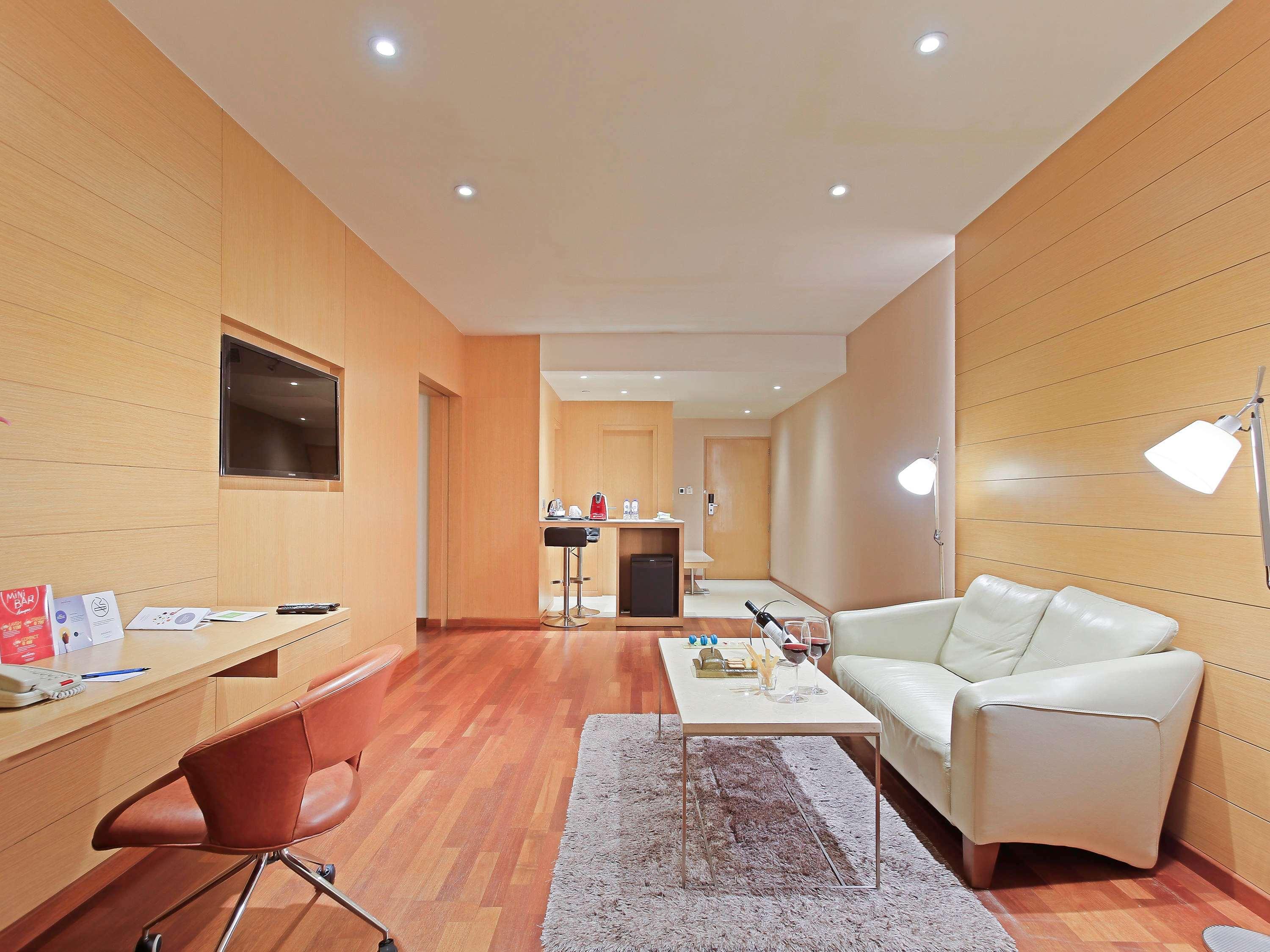 Novotel Visakhapatnam Varun Beach Εξωτερικό φωτογραφία A suite at the hotel