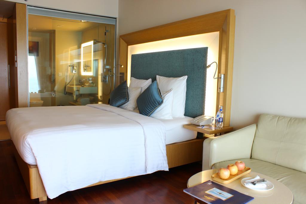 Novotel Visakhapatnam Varun Beach Εξωτερικό φωτογραφία A room at the hotel