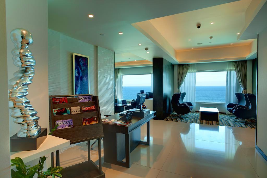 Novotel Visakhapatnam Varun Beach Εξωτερικό φωτογραφία The interior of the club