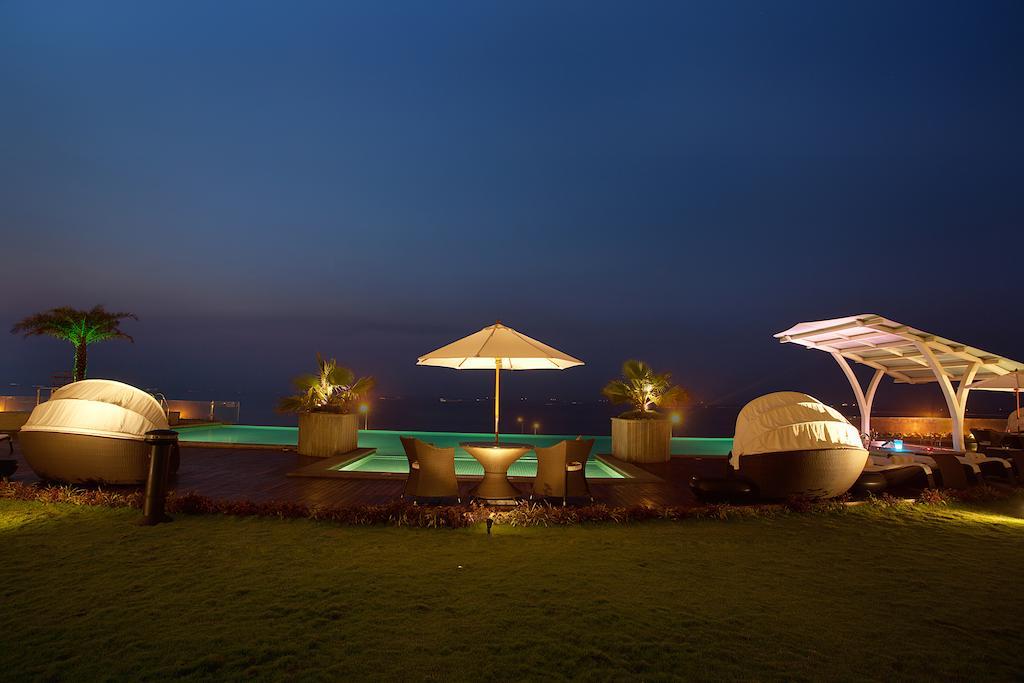 Novotel Visakhapatnam Varun Beach Εξωτερικό φωτογραφία The pool at the hotel
