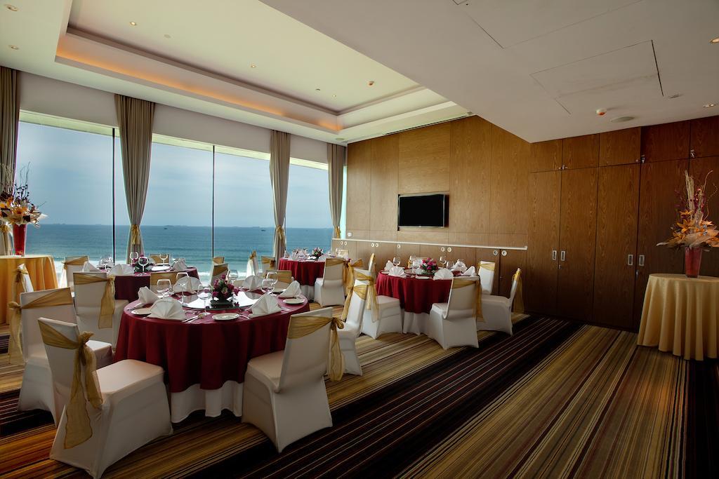 Novotel Visakhapatnam Varun Beach Εξωτερικό φωτογραφία The Club Lounge