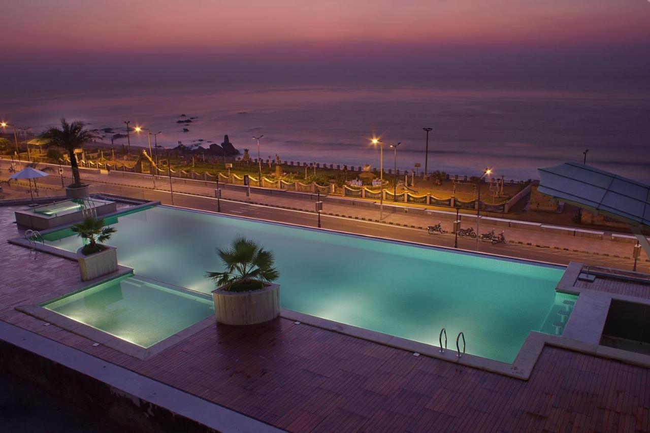 Novotel Visakhapatnam Varun Beach Εξωτερικό φωτογραφία The swimming pool at the hotel