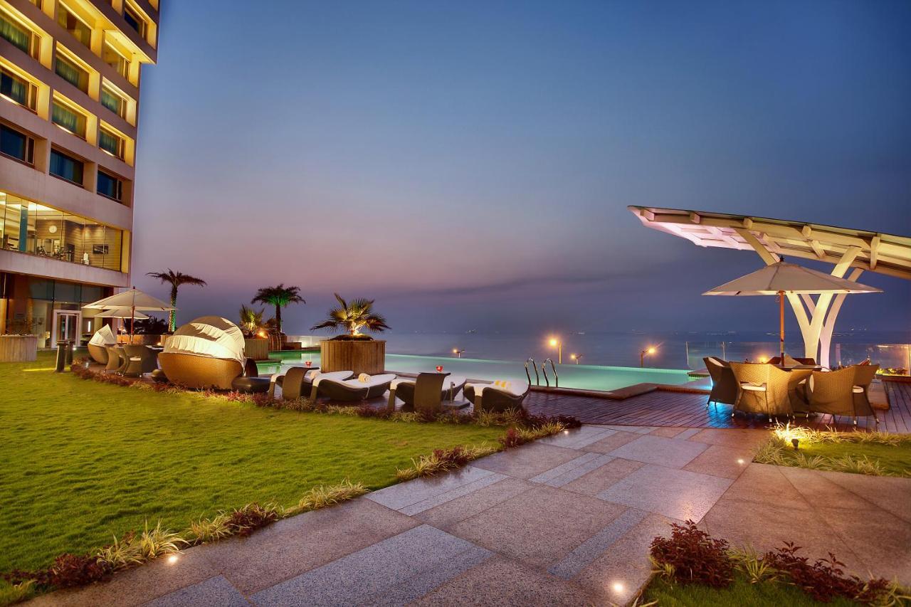 Novotel Visakhapatnam Varun Beach Εξωτερικό φωτογραφία The swimming pool at the hotel